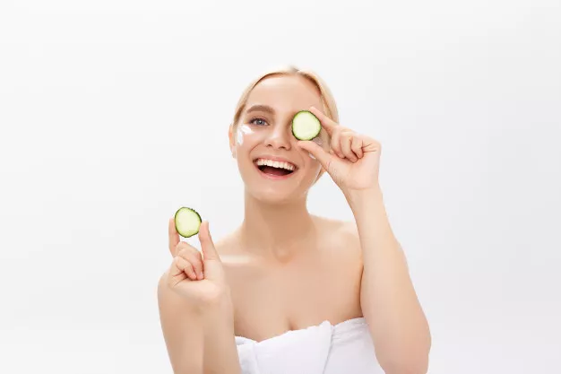 mujer aplicando crema en su rostro para rejuvenecimiento