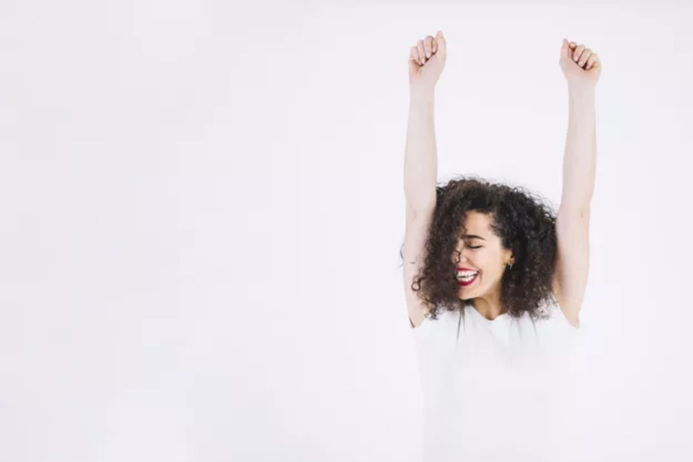 mujer levantando brazos tratamiento hiperhidrosis