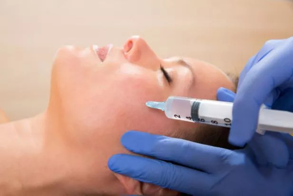 mujer recibiendo mesoterapia facial con aguja