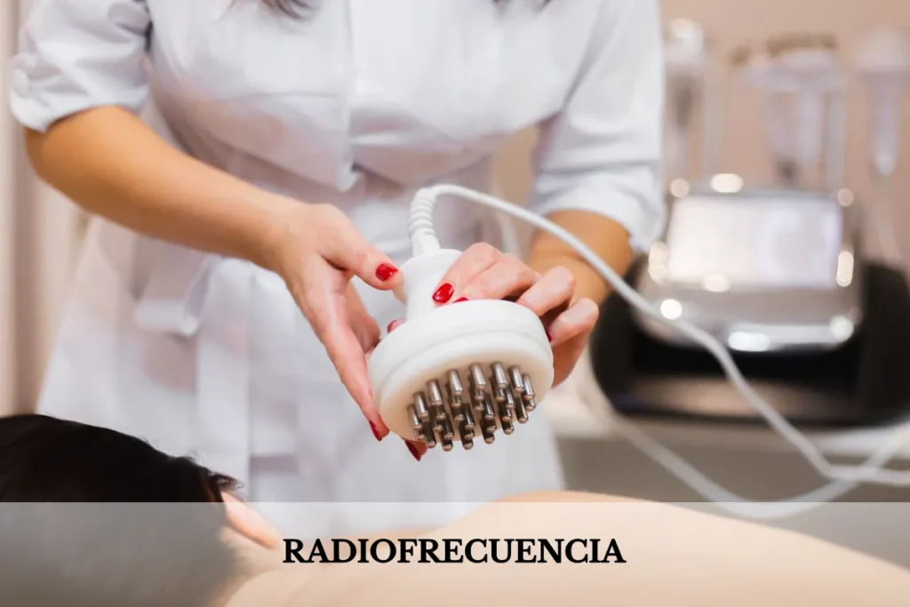 profesional en clinica aplicando tratamiento radiofrecuencia