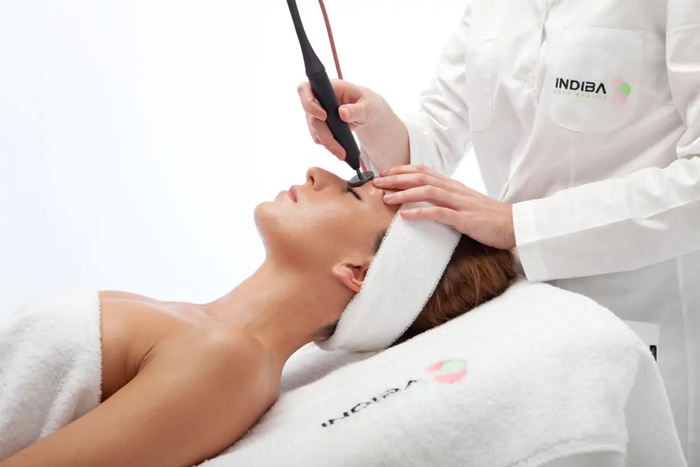 tratamiento indiba facial con dispositivo electronico