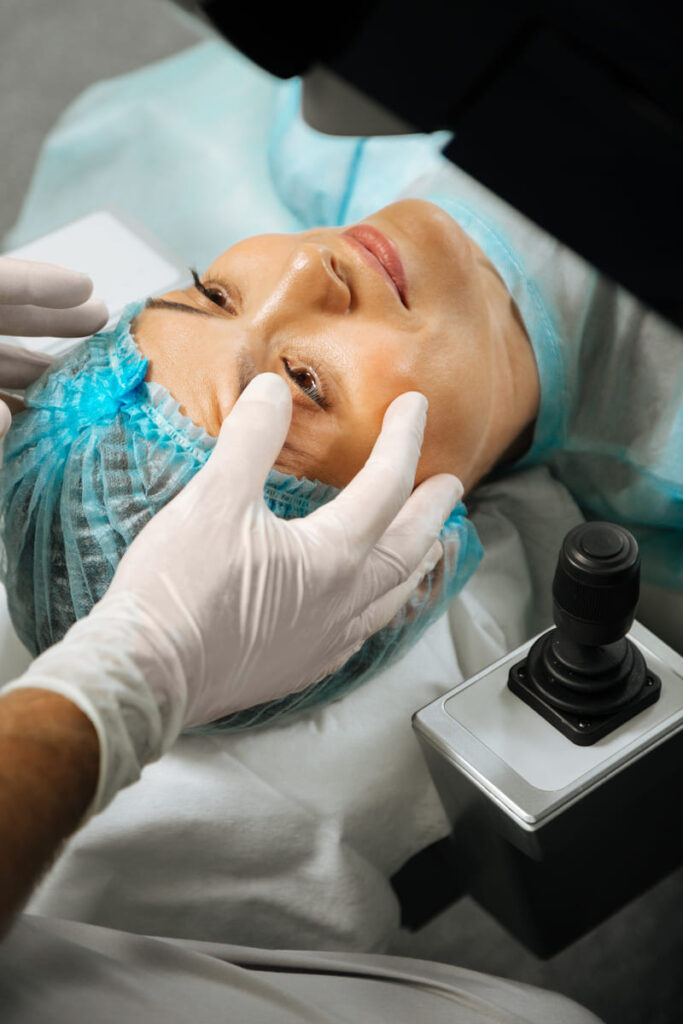 vista superior de la mano de un medico tocando al paciente